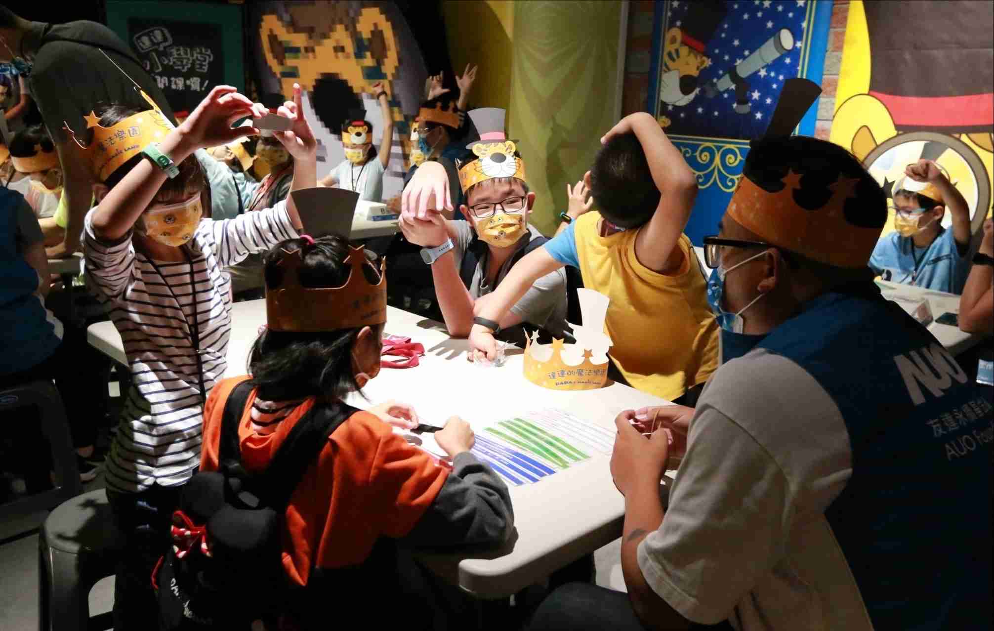 传奇国际以永续理念推动全人教育计划，，，内外结盟储备科普教育人才，，荣获亚太永续行动奖社会共融面的金奖肯定