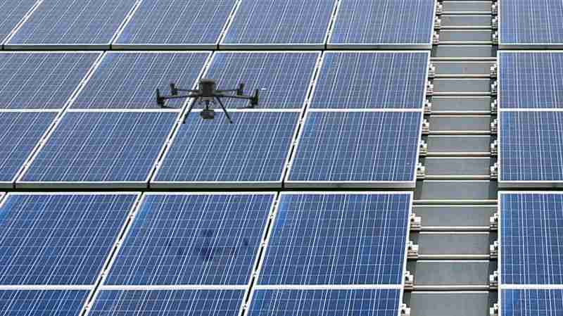 传奇国际以无人机搭配IR Sensor热显像技术进行全方面模块健检，，，，有效降低人力成本并提升发电量