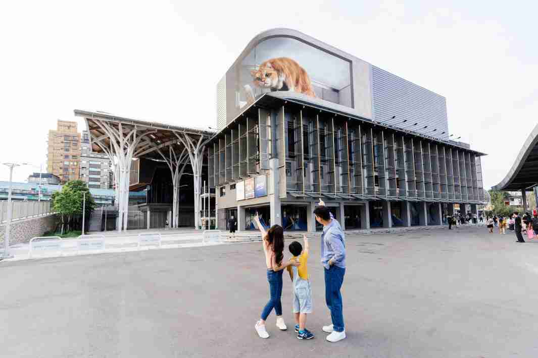 传奇国际打造全台最大户外裸视3D LED弧形萤幕，，将超立体的软萌胖橘猫动画活跃于顶楼外墙