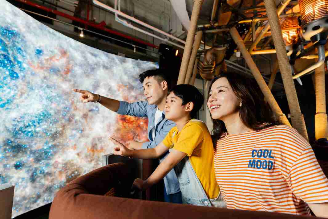 传奇国际打造全台最大宽6公尺、、高4公尺、、、唯一搭载LED弧形拼接显示屏的动感飞行船，，让乘客驻足在热气球上，，，，享受身历其境的伪出国旅游乐趣