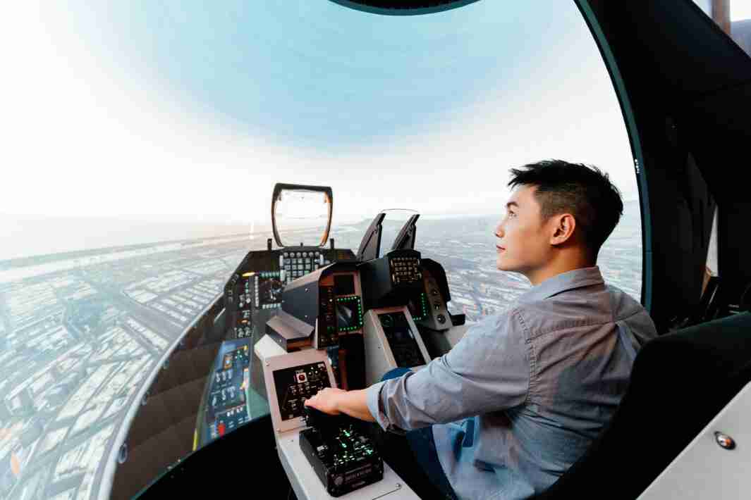 传奇国际以P1.25小间距打造球形LED模拟舱，，，，搭配智崴的精密六轴动态座椅，，，结合传奇国际专业影像调校技术，，，呈现拟真模拟飞行场景