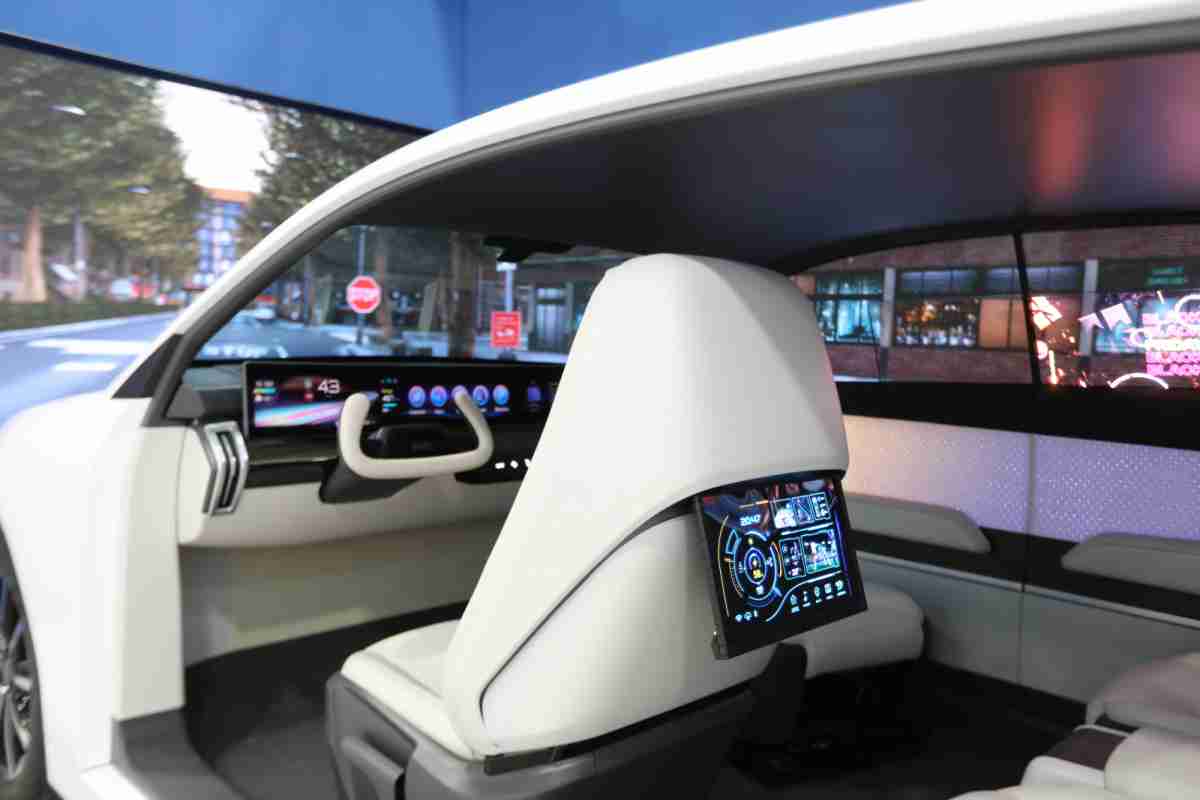 传奇国际的「可卷式后座娱乐显示器」加强后座乘客的感官体验，，，并保有个性化设计，，，，可依使用偏好进行动态调整。。。。