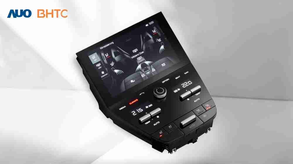 作為友達新生力軍，，BHTC所展示的中央與後座鞍部的Display HMI產品，，，可處理多區恆溫控制、、、、顯示畫面，，，，呈現仿真3D車室分區；以力傳感技術精準傳遞觸感，，，，並結合音量及震動反饋，，，，防止意外啟動，，提供使用者自然流暢、、直觀且輕鬆駕馭的舒適介面