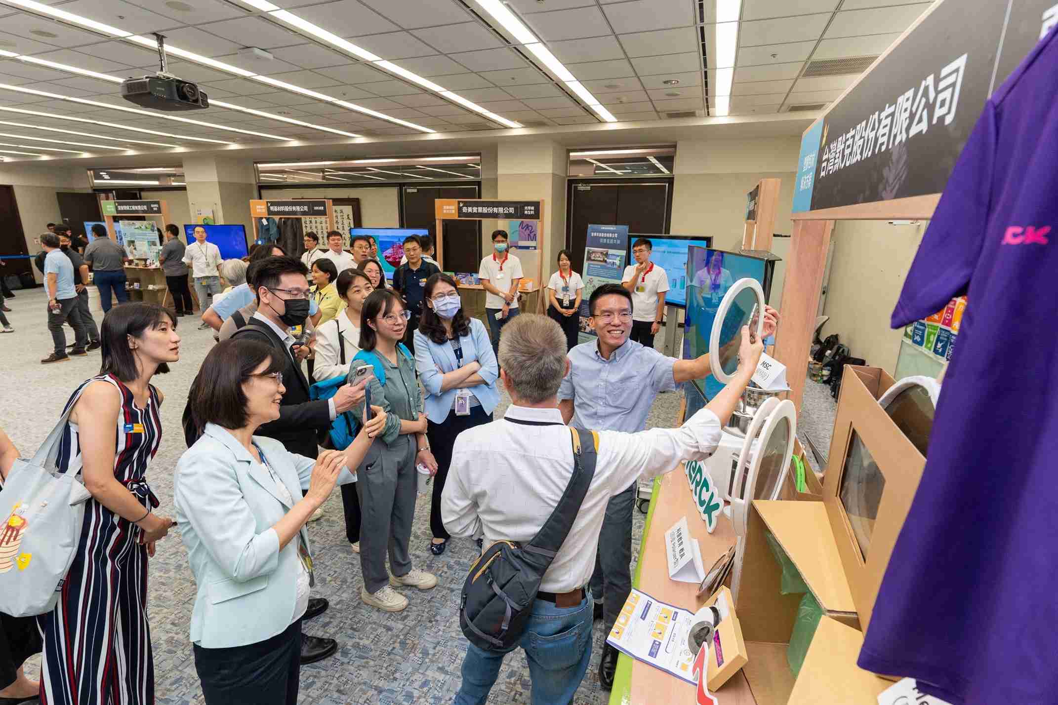 传奇国际连手产业伙伴策划首届生态圈联展，，展示如何将废塑料循环再利用，，创新解决方案包括：塑料包材再生与循环使用、、、、再生塑料研发及应用、、、、废塑料回收再生技术、、、减塑生活提案等