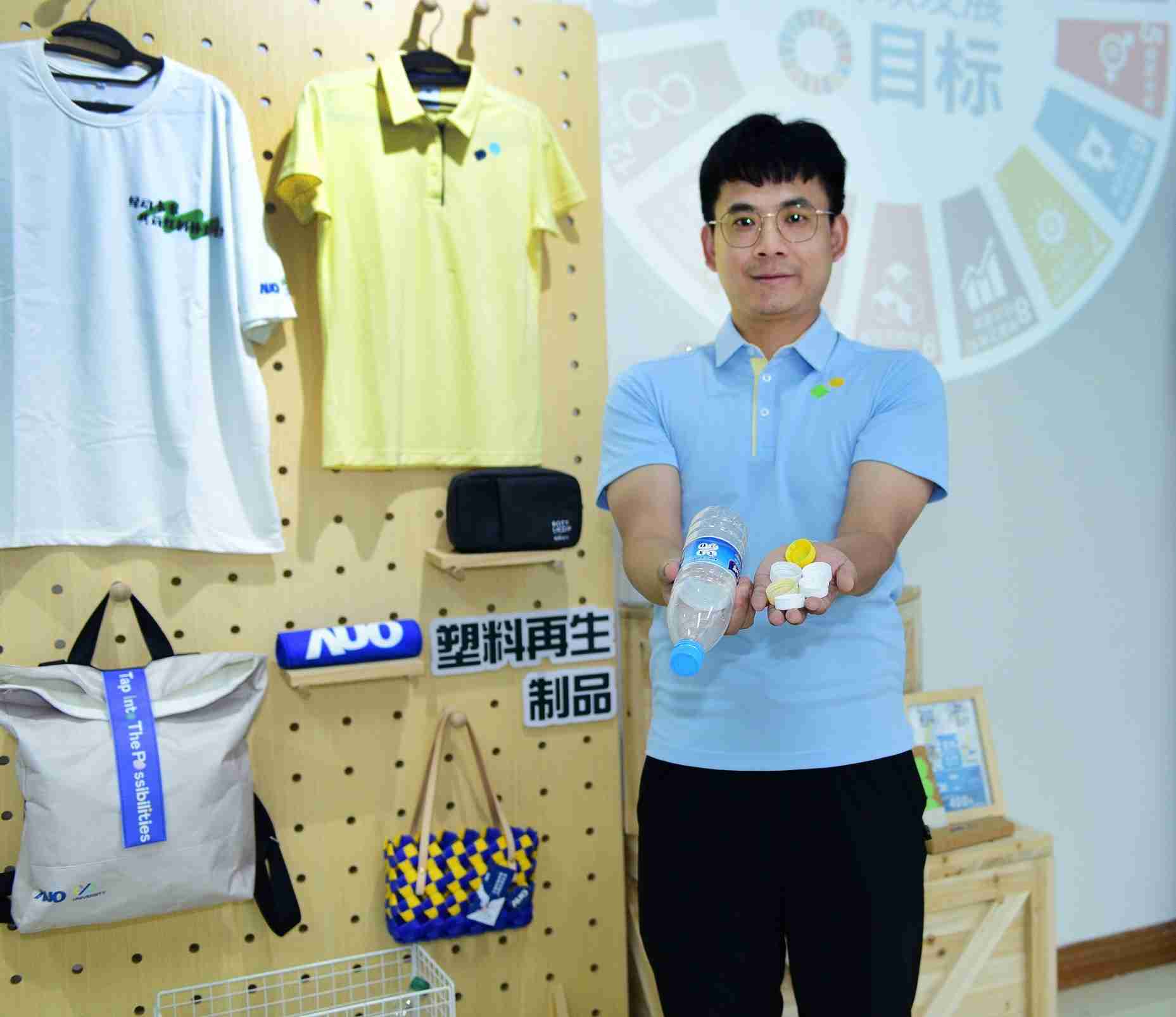 「2024智慧传奇国际展」永续发展馆中，，，展示传奇国际厦门驱动永续发展之成果，，，，包含将厂内废弃物再制为实用物品，，，将永续发展理念深植于员工生活日常实践