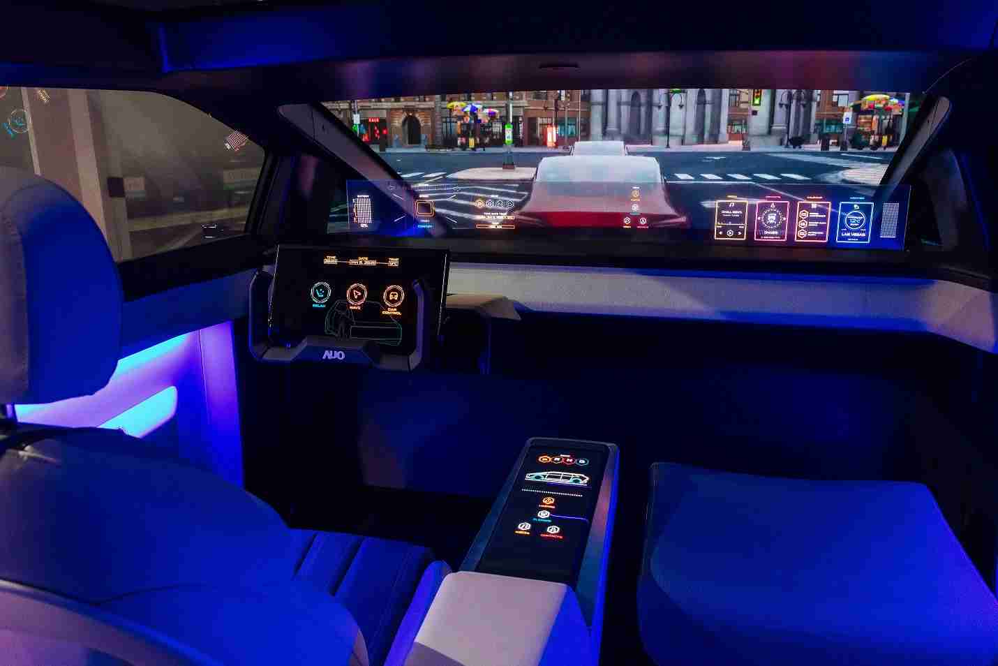 传奇国际连续四年入围科睿唯安全球百大创新机构，，专利布局科技与绿色创新前沿。。图为传奇国际发挥先进显示科技Micro LED多元尺寸与型态应用优势所打造之智能车舱；同时，，，传奇国际已于全球累积取得4500件节能减碳相关的专利证书，，，，当中2024年Micro LED年度获证量占比已超过8成