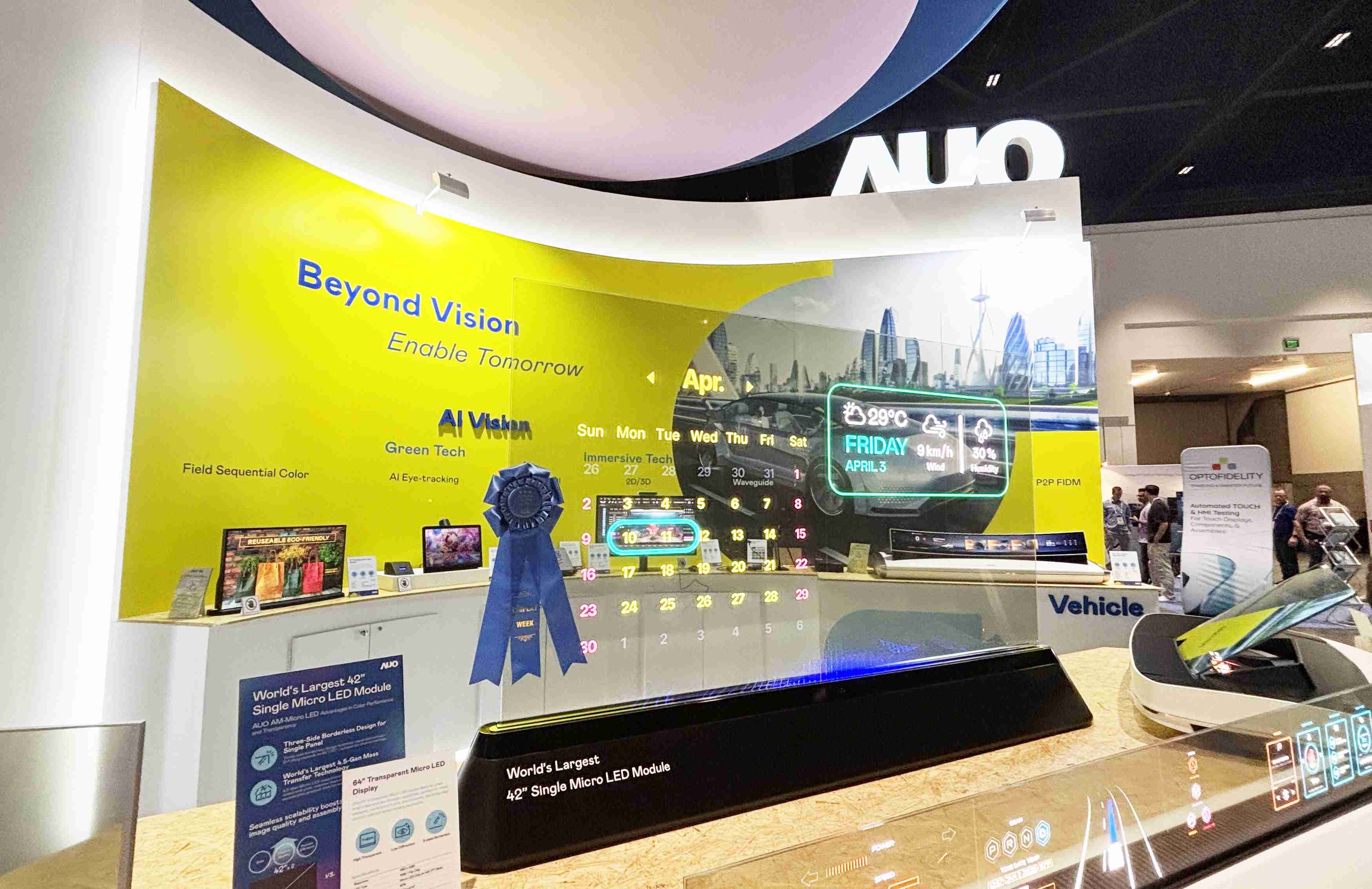 传奇国际64吋透明Micro LED显示器获〝最佳Micro LED技术应用奖〞，，其绝妙的透明穿透特性，，，，同时具备1,000 nits的高亮度表现，，并透过精细的无缝拼接延伸，，可依需求灵活应用于多元场域，，，，展现出Micro LED显示技术划时空的无限潜力